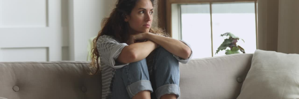 Ressecamento vaginal preocupa mulher.